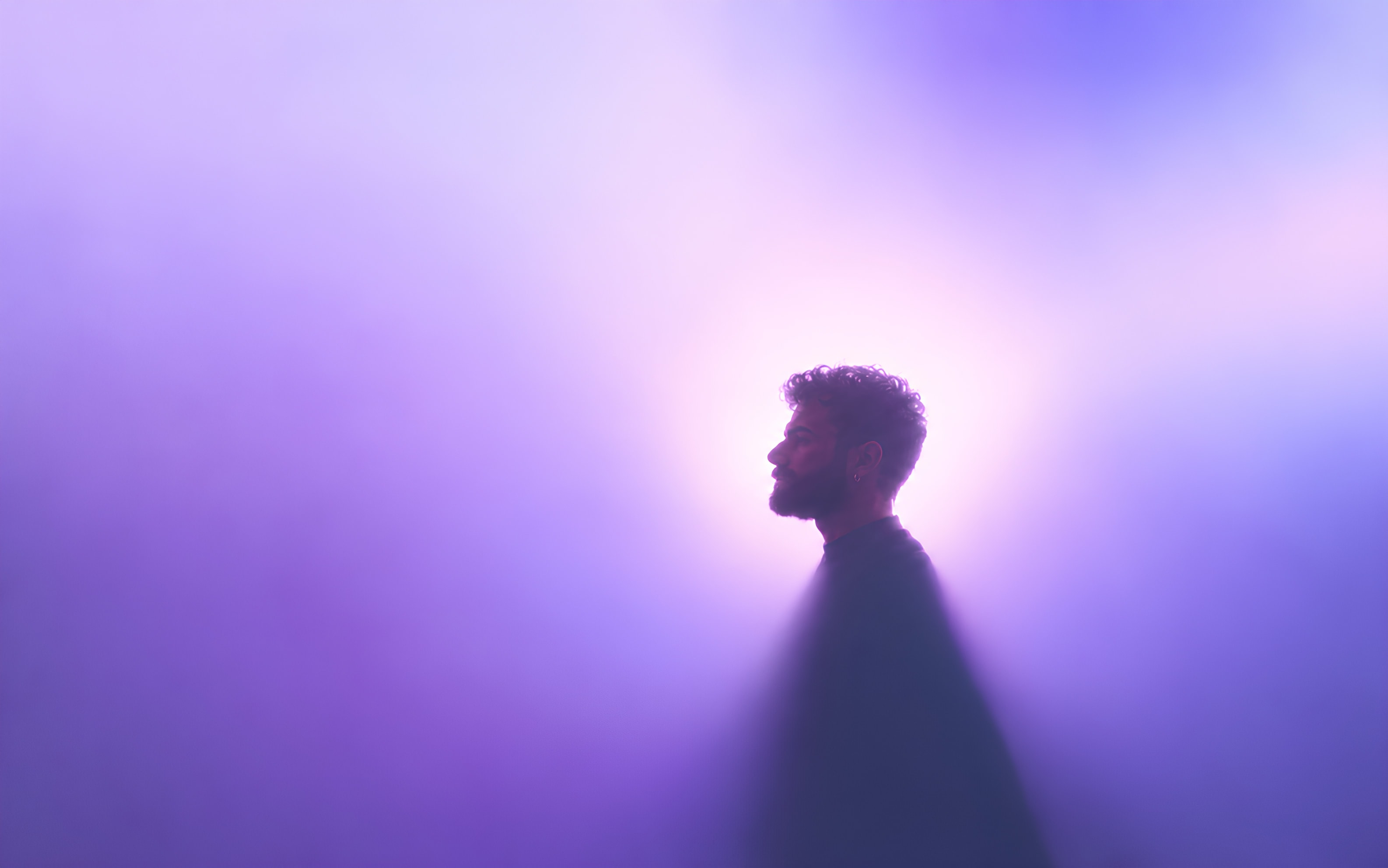 Silhouette de profil dans une brume violette — univers Avoid Dystopia, studio de design à Cherbourg